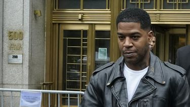 El rapero Kid Cudi sale del tribunal federal tras comparecer en el juicio por tráfico sexual de Sean Diddy Combs en la ciudad de Nueva York el 22 de mayo de 2025.