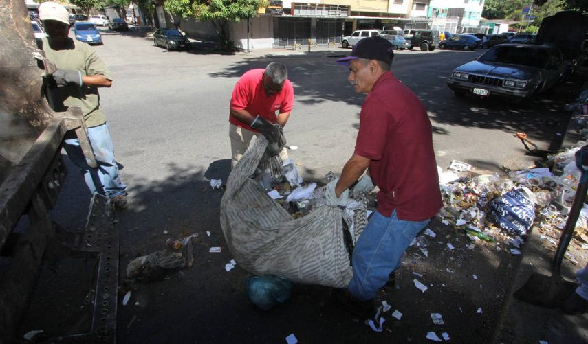Esa basura hay que sacarla con máquinas porque es mucha y nosotros no  tenemos el equipo para eso, reveló un grupo de trabajadores que  intentaba recoger los desperdicios con una sábana.