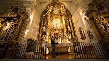En esta foto del 28 de abril del 2014, dos operadores escanean con un georadar el altar en el convento de las Trinitarias, en el histórico Barrio de las Letras, en Madrid. (AP)