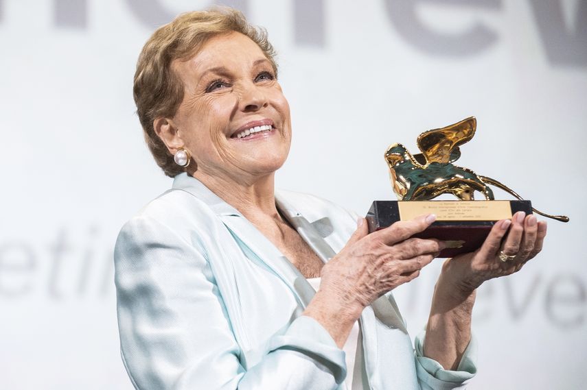 La actriz Julie Andrews posa tras recibir el León de Oro a la Trayectoria en el Festival Internacional de Cine de Venecia.