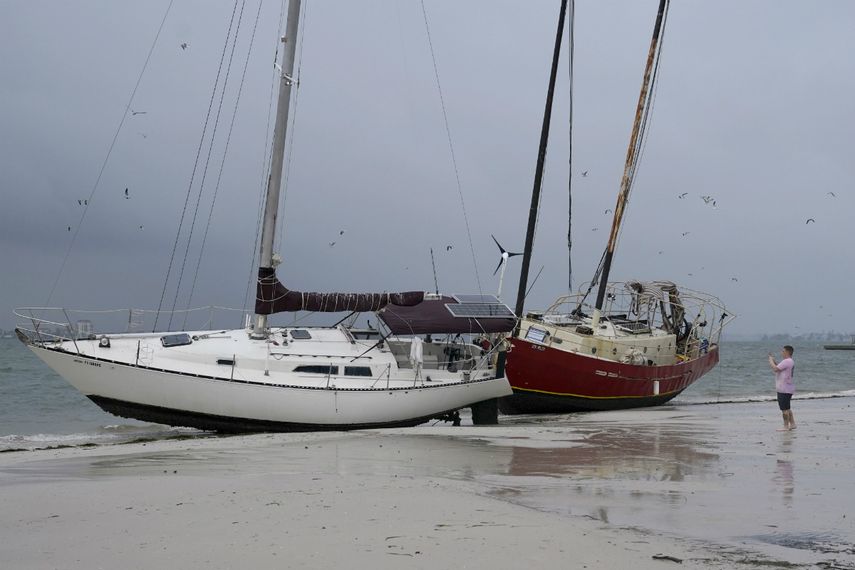 Embarcaciones quedaron en la playa tras el paso de la tormenta tropical Eta, el jueves 12 de noviembre de 2020, en Gulfport, Florida.