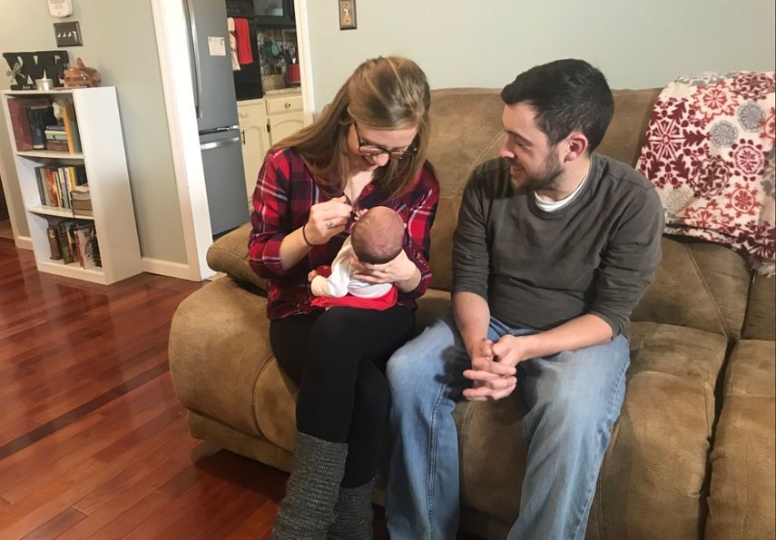 Tina y Benjamin Gibson habían intentado tener hijos y se plantearon la adopción antes de optar por la implantación de un embrión.