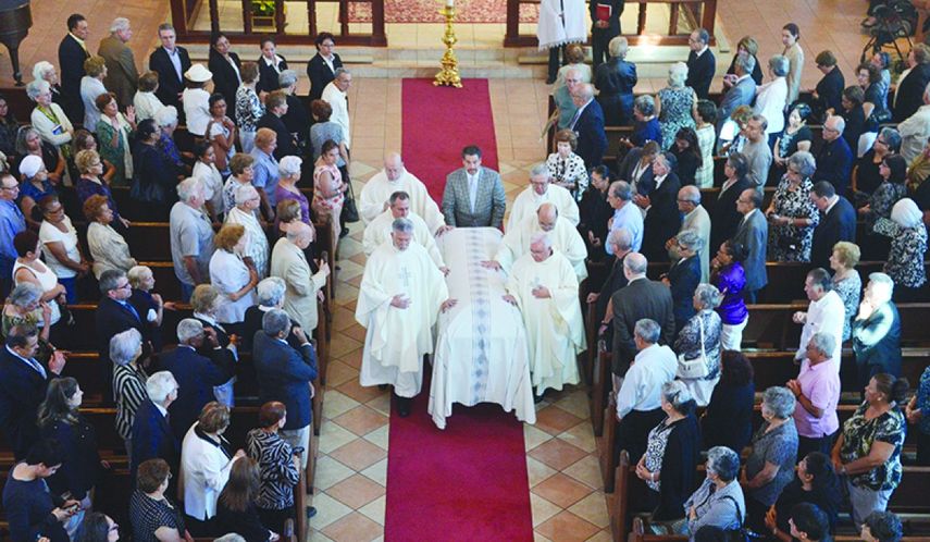 Cientos de feligreses se dieron cita en la Iglesia de San Juan Bosco, en la mañana del lunes, para la misa de cuerpo presente del fundador de la parroquia y líder espiritual de la comunidad de Miami, Emilio Vallina, quien falleció el sábado. (GISELLE S