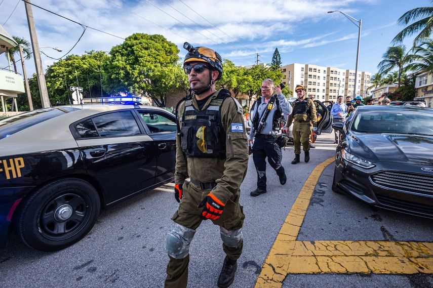 Los miembros de la delegación de Israel Rescuers se reúnen a su llegada al área cerca del edificio de condominios Champlain Towers South de 12 pisos parcialmente derrumbado en la ciudad de Surfside, Florida, el 27 de junio de 2021.&nbsp;&nbsp;