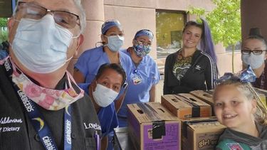 Fotografía sin fecha proporcinada por Girl Scouts of New Mexico Trails de Henrique Valdovinos, izquierda, y otros trabajadores de salud en el Hospital de la Mujer Lovelace en Albuquerque, Nuevo México, recibiendo una donación de galletas como parte del programa Hometown Heroes de las niñas exploradoras.&nbsp; 