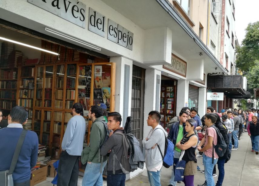 Como todos los lectores, tendrás que hacer una fila. Calculamos un tiempo de espera de cuatro horas, señala la librería A través del espejo en una publicación en sus redes sociales.