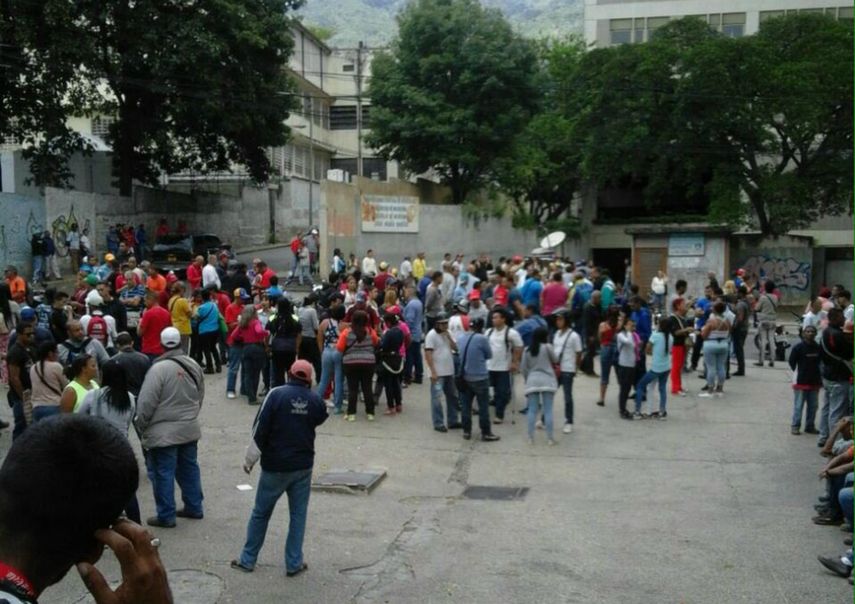 Dos técnicos de Capitolio TV, el canal oficial en YouTube de la AN, quienes se encontraban preparando los detalles técnicos para la sesión, fueron secuestrados y posteriormente liberados