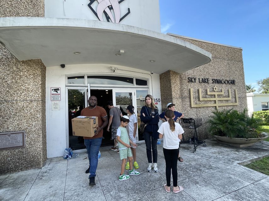 Voluntarios de Florida preparan ayuda para Israel.