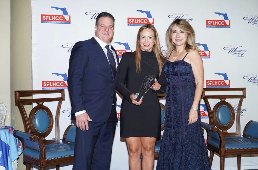 Galardonados recibiendo su reconocimiento en los Premios Women Empowering and Embracing Women (WEEW) 2025.