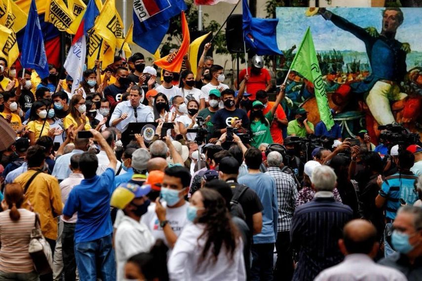 El presidente encargado de Venezuela Juan Guaidó interviene durante la protesta de los estudiantes venezolanos en Caracas, cuando se celebra el Día de la Juventud.