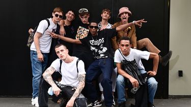 Las modelos posan después del desfile de la colección de moda masculina Primavera-Verano 2022 de Dolce and Gabbana en Milán, el 19 de junio de 2021.