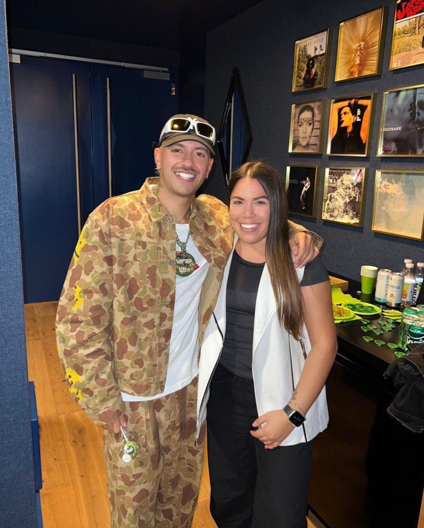 Kimberly Bedoya junto al cantante colombiano Feid.&nbsp;