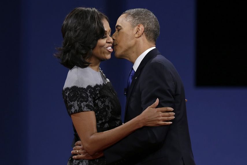 El presidente Barack Obama besa a su esposa Michelle durante un debate presidencial, 2012. (AP). 