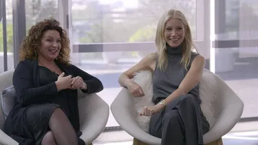 En esta imagen difundida por Netflix, Michaela Boehm, a la izquierda, y Gwyneth Paltrow en una escena de la serie de Netflix Sex, Love, and goop, estrenada el jueves.