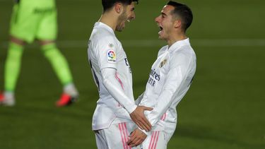 El atacante de Real Madrid Marco Asensio, izquierda, celebra con su compañero Lucas Vázquez tras anotar el segundo gol del equipo contra el Celta de Vigo el sábado, 2 de enero del 2020, en Madrid.&nbsp;