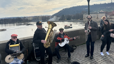Músicos ambulantes en el Puente de Carlos, en Praga.