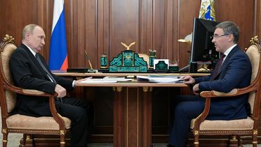 El presidente de Rusia, Vladimir Putin, se reúne con el ministro de Ciencia y Educación Superior de Rusia, Valery Falkov, en Moscú el 3 de enero de 2023.