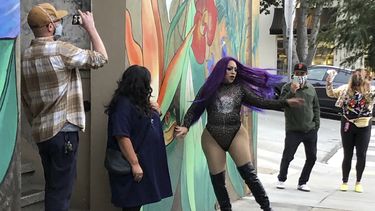 Amoura Teese durante una presentaci&oacute;n en una acera de San Francisco en una fotograf&iacute;a del 28 de agosto de 2020. Un club de San Francisco que ha tenido que permanecer cerrado por la pandemia de coronavirus ofrece servicio a domicilio de alimentos, cocteles y un show de drag queen.&nbsp;