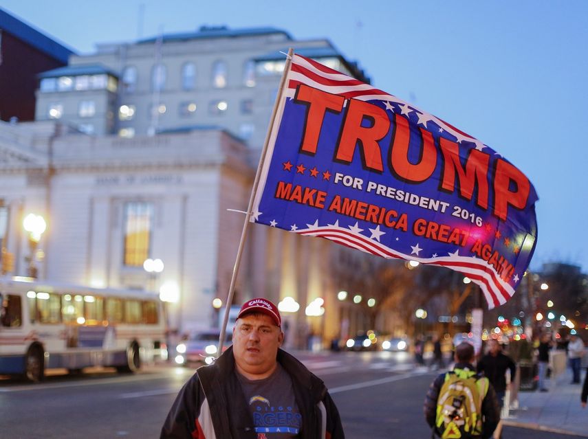 Grupo de personas venden banderas que apoyan a Trump en Washington, a solo un día de la investidura.