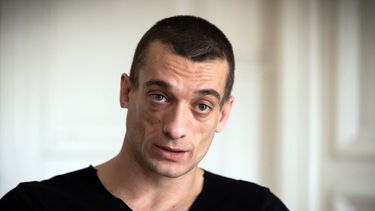 El artista ruso Piotr Pavlensky habla durante una entrevista de prensa con la AFP en el despacho de su abogado en París el 14 de febrero de 2020.
