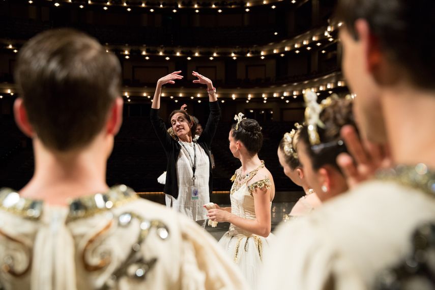 Lourdes López dirige a los bailarines del Miami City Ballet en la pieza Jewels.