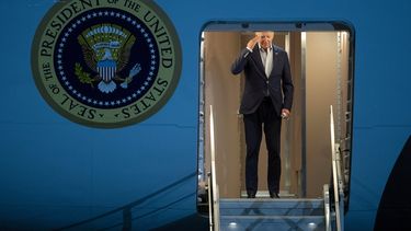 El presidente de Estados Unidos, Joe Biden, devuelve un saludo al subir al Air Force One para un viaje a Israel y Arabia Saudí, el martes 12 de julio de 2022. en la base aérea de Andrews, Maryland, EEUU.&nbsp;