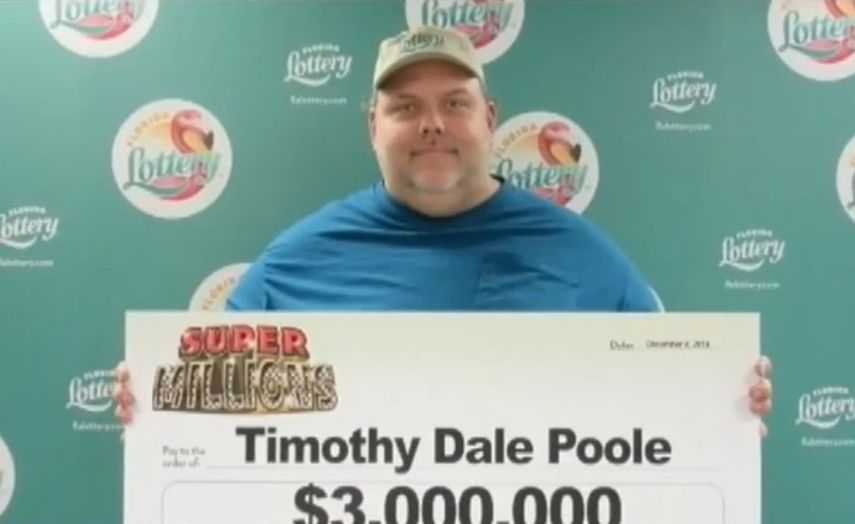 En la foto Timoteo Poole con su billete ganador.Foto cortesía WKMG