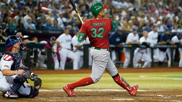 El pelotero mexicano Joey Meneses mira su jonrón de tres carreras contra Estados Unidos en el cuarto inning de su juego del Clásico Mundial de béisbol en Phoenix, el domingo 12 de marzo de 2023.&nbsp;