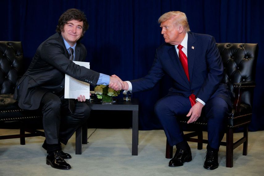 El presidente de Estados Unidos Donald J. Trump estrecha la mano de su homólogo argentino Javier Milei.