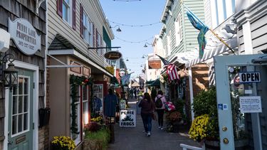 Gente pasea en una calle de tiendas viendo precios en Rehoboth Beach, Delaware, EEUU. Los precios al consumidor aumentaron 8,6% en mayo con respecto al mismo mes del año anterior, se informó el viernes 10 de junio de 2022.&nbsp;