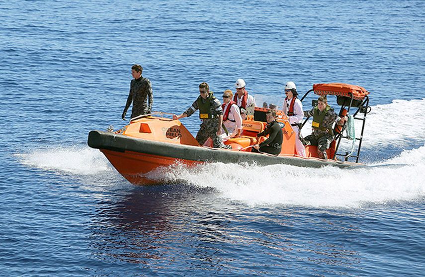 Una nave de respuesta rápida conducida por tripulantes del barco australiano Ocean Shield recorren el mar en busca de restos del avión érdido de Malaysia Arilines el 7 de abril de 2014.(AP)