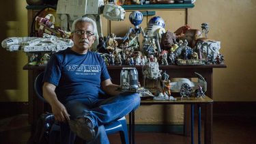 Rafael Eugenio Lara, con medio siglo de edad encima, tiene en su casa, en Managua, más de medio millar de objetos de La Guerra de las Galaxias.