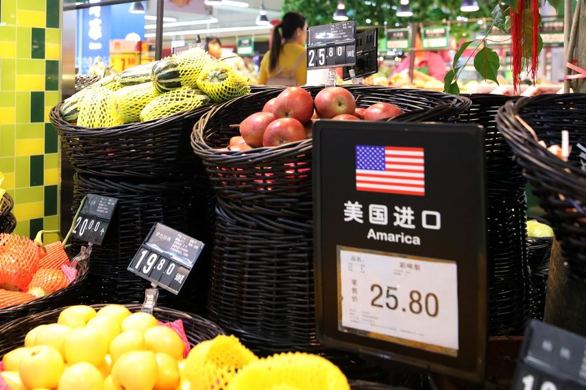 Fruta de Estados Unidos es puesta a la venta en un supermercado en Pekín (China) hoy, 2 de abril de 2018.