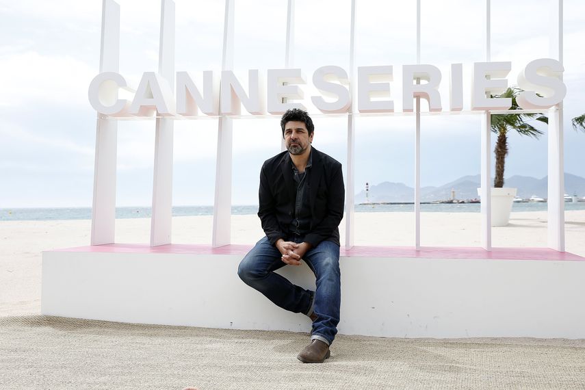 El director español Cesc Gay posa durante la primera edición de Canneseries, festival que Cannes dedica a las series de televisión.&nbsp;