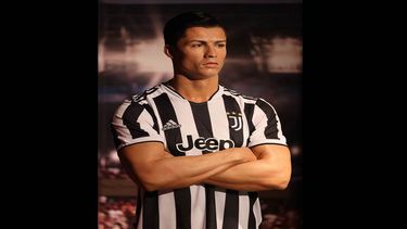 Una figura de cera del futbolista portugués Cristiano Ronaldo se presenta en el recién inaugurado Madame Tussauds en Dubai, el 18 de octubre de 2021.