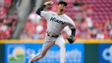 El lanzador de los Marlins de Miami, Eury Pérez, trabaja contra los Rojos de Cincinnati el lunes 7 de agosto de 2023.