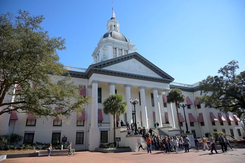Alumnos y maestros se reúnen frente al edificio del Capitolio Histórico de Florida durante una sesión legislativa, el jueves 13 de enero de 2022, en Tallahassee, Florida.&nbsp;