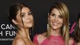 En esta foto del 28 de febrero del 2019, la actriz Lori Loughlin posa con su hija Olivia Jade Giannulli, a la izquierda, en un evento en Beverly Hills, California. 