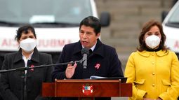 El presidente de Perú, Pedro Castillo, da un discurso, flanqueado por su esposa Lilia Paredes, a la izquierda, y la vicepresidenta Dina Boluarte durante una ceremonia en el palacio de gobierno para recibir ambulancias donadas por Japón, en Lima, Perú.