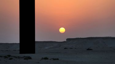 Cuatro monolitos en acero oxidado de más de 14 metros cada uno conforman la instalación de arte East-West/West-East, del estadounidense Richard Serra, ubicada en el medio del desierto de Catar. 