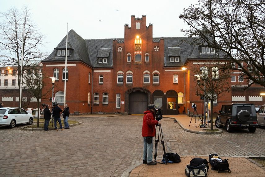 Periodistas apostados frente a la cárcel de la localidad de Neumünster, al sur de Kiel, donde ingresó ayer el expresidente catalán Carles&nbsp;Puigdemont.