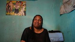 Neryda Ruiz llora cuando habla de su hijo de 16 años, Ángel Ramírez, en su casa en Caracas, Venezuela, el jueves 26 de septiembre de 2024. Ruiz cuenta que Ángel fue detenido el 31 de julio, a raíz de las protestas contra el gobierno y contra los resultados electorales anunciados oficialmente