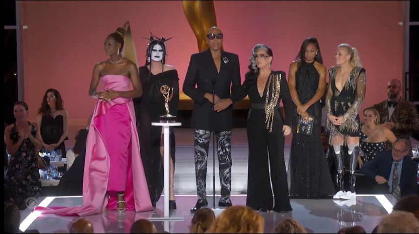 En esta imagen de video emitida por la Academia de la Televisión, Reggie Gavin, Kade Gottlieb, RuPaul Charles y Michelle Visage, de izquierda a derecha, reciben el premio Emmy al Mejor programa de competencia por “RuPauls Drag Race”, el domingo 19 de septiembre de 2021 en Los Angeles.&nbsp;