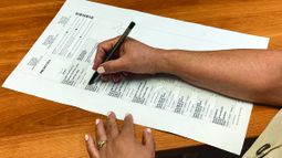 Una muestra de la boleta para las elecciones generales de 2024 en Miami-Dade . Una muestra de la boleta para las elecciones generales de 2024 en Miami-Dade .