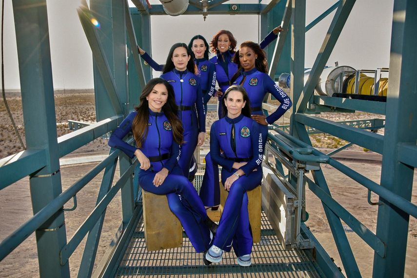 Foto de cortesía publicada el 14 de abril de 2025 en la cuenta X de Blue Origin. Muestra a la empresaria estadounidense Lauren Sanchez, la excientífica de la NASA Amanda Nguyen, la cantante Katy Perry, la presentadora de televisión Gayle King, la excientífica de la NASA Aisha Bowe y la productora de cine Kerianne Flynn posando con sus trajes espaciales antes de la misión suborbital exclusivamente femenina a bordo del cohete New Shepard.&nbsp;