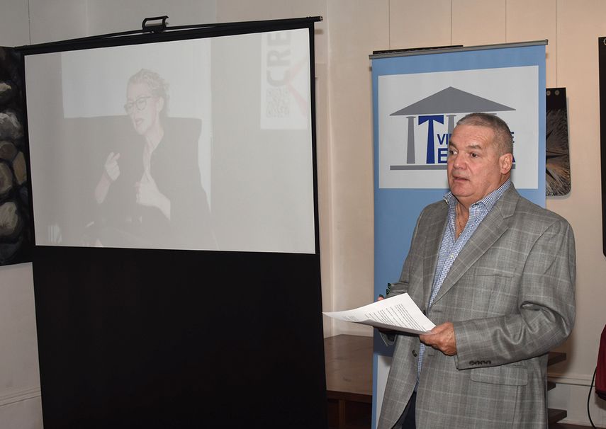 El escritor y periodista Luis de la Paz celebró el 18 de noviembre de 2022 una década de Viernes de Tertulia&nbsp;en su casa habitual, el Miami Hispanic Cultural Arts Center, 111 SW 5ta. Avenida, en Miami.