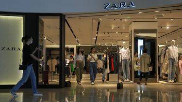 La gente recorre una tienda insignia de Zara en un centro comercial en Beijing, el miércoles 21 de junio de 2023.