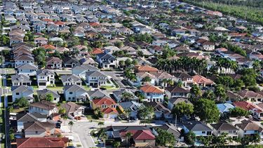 Vista aérea de casas unifamiliares en Miami, Florida.