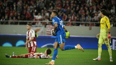 El delantero francés del Real Madrid, Kylian Mbappé, agarra el balón tras marcar el primer gol de su equipo durante la quinta jornada de la fase de liga de la UEFA Champions League, partido entre el Olympiakos (GRE) y el Real Madrid (ESP) en el estadio Georgios Karaiskakis de El Pireo el 26 de noviembre de 2025.