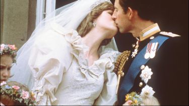 La princesa Diana y el príncipe Carlos en el día de su boda en 1981. La serie The Crown, inspirada en la realeza británica, es criticada en el Reino Unido.